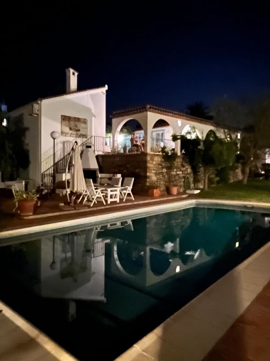 4 soveværelse Villa til salg i Estepona med swimmingpool - € 1.370.000 (Ref: 9823276)