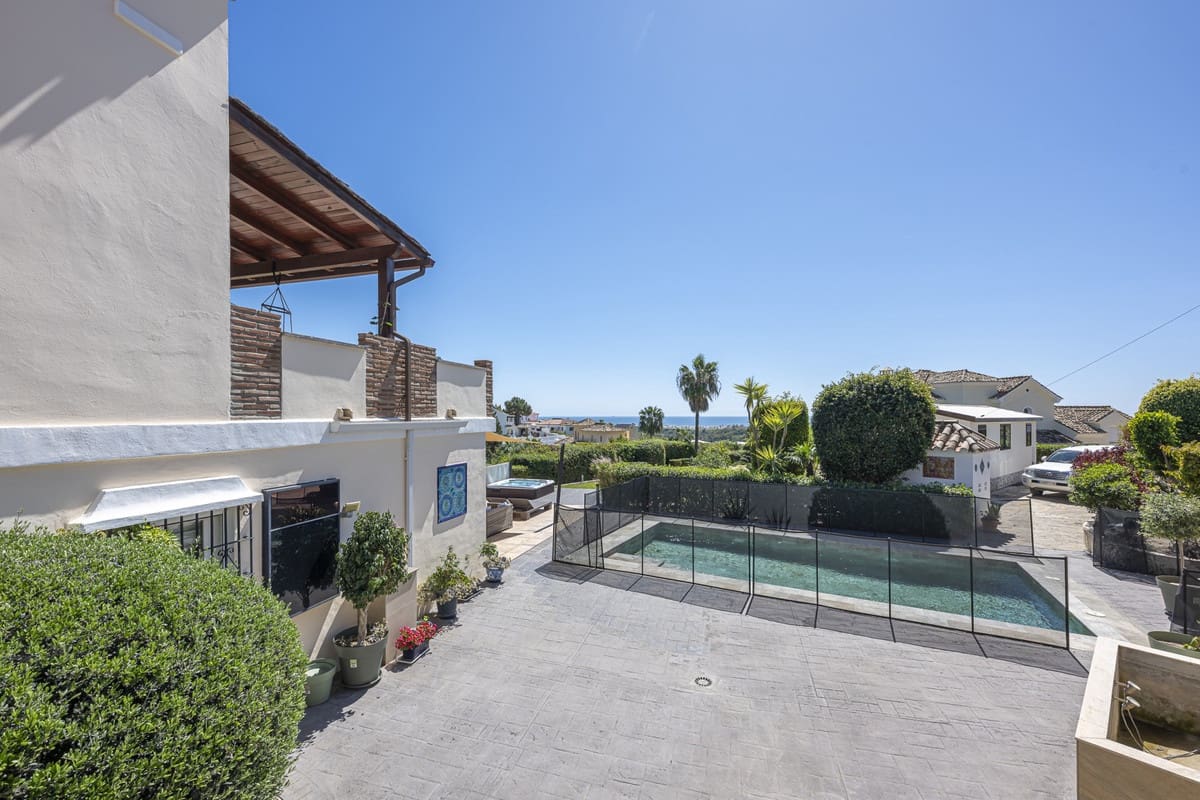 6 soveværelse Villa til salg i Estepona med swimmingpool - € 1.550.000 (Ref: 9823277)
