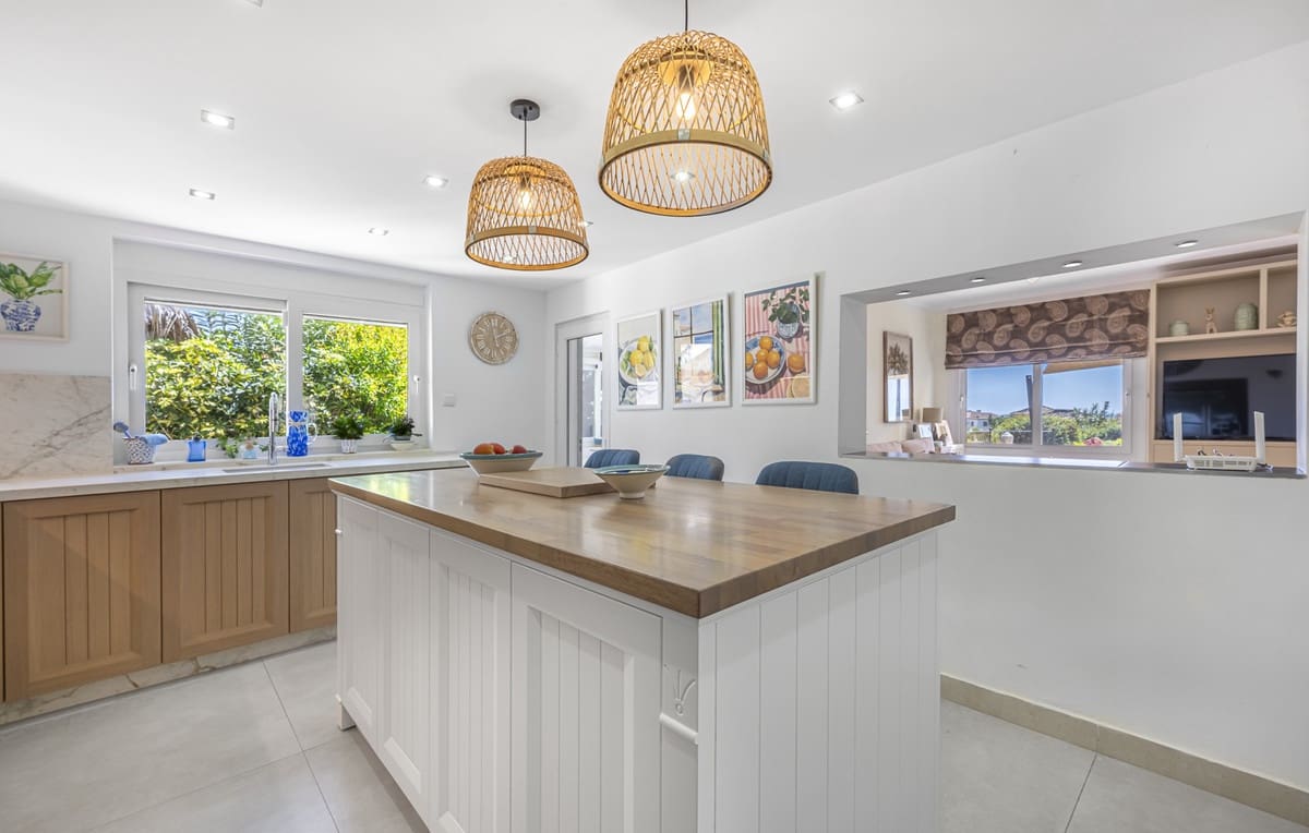 6 soveværelse Villa til salg i Estepona med swimmingpool - € 1.550.000 (Ref: 9823277)