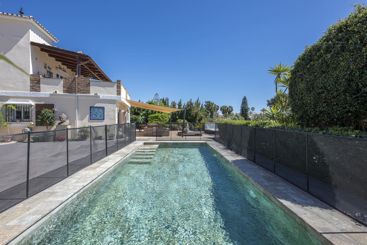 6 soveværelse Villa til salg i Estepona med swimmingpool - € 1.550.000 (Ref: 9823277)