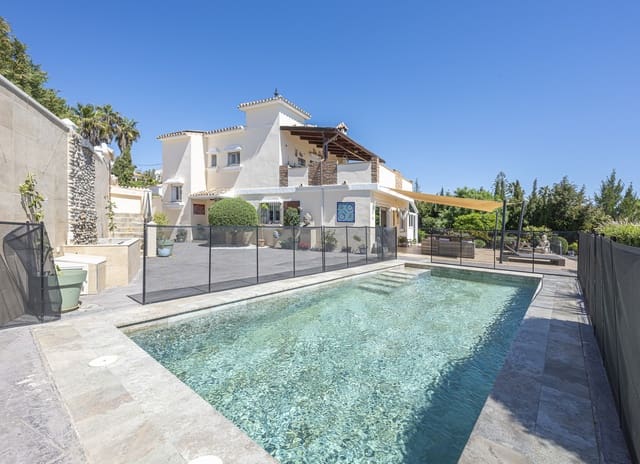 Chalet de 6 habitaciones en Centro, Estepona en venta con piscina - 1.550.000 € (Ref: 9823277)