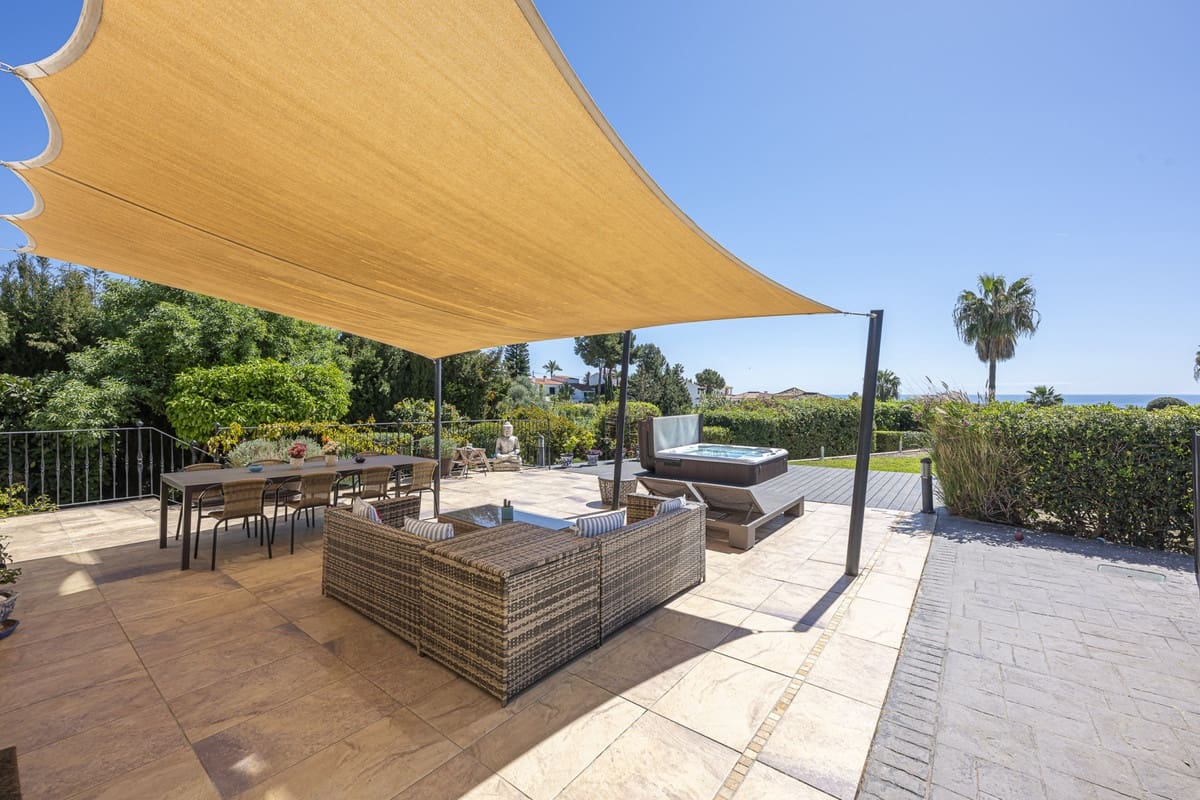 6 soveværelse Villa til salg i Estepona med swimmingpool - € 1.550.000 (Ref: 9823277)