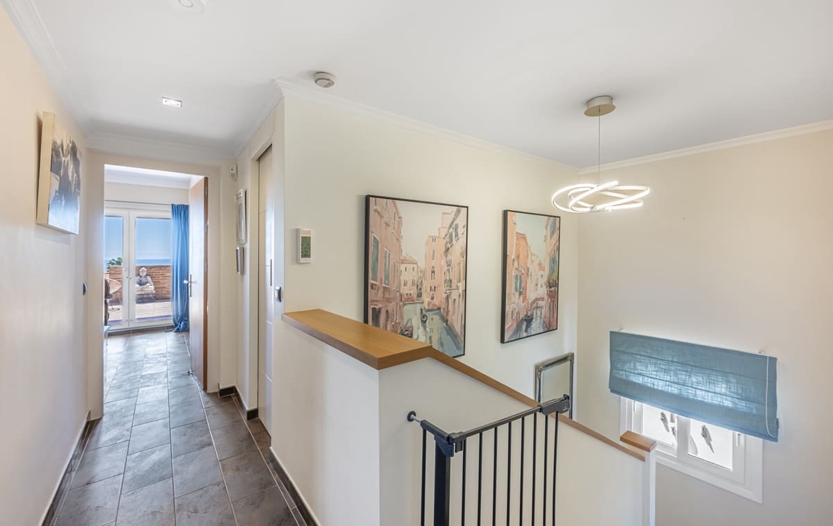 6 soveværelse Villa til salg i Estepona med swimmingpool - € 1.550.000 (Ref: 9823277)