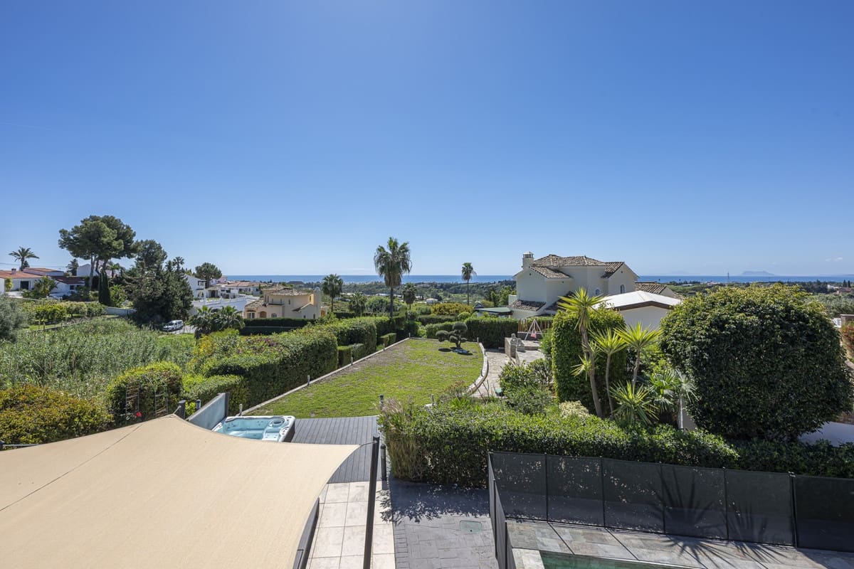 6 soveværelse Villa til salg i Estepona med swimmingpool - € 1.550.000 (Ref: 9823277)