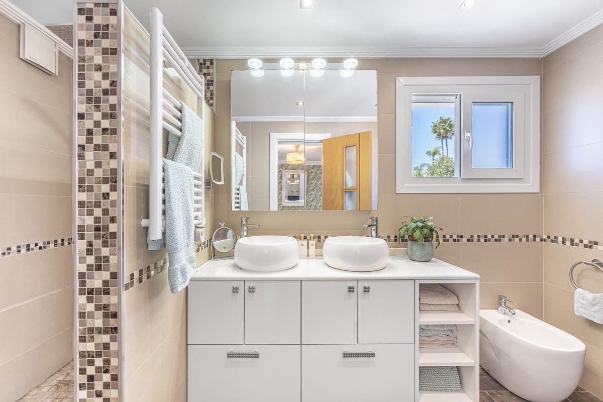 6 soveværelse Villa til salg i Estepona med swimmingpool - € 1.550.000 (Ref: 9823277)