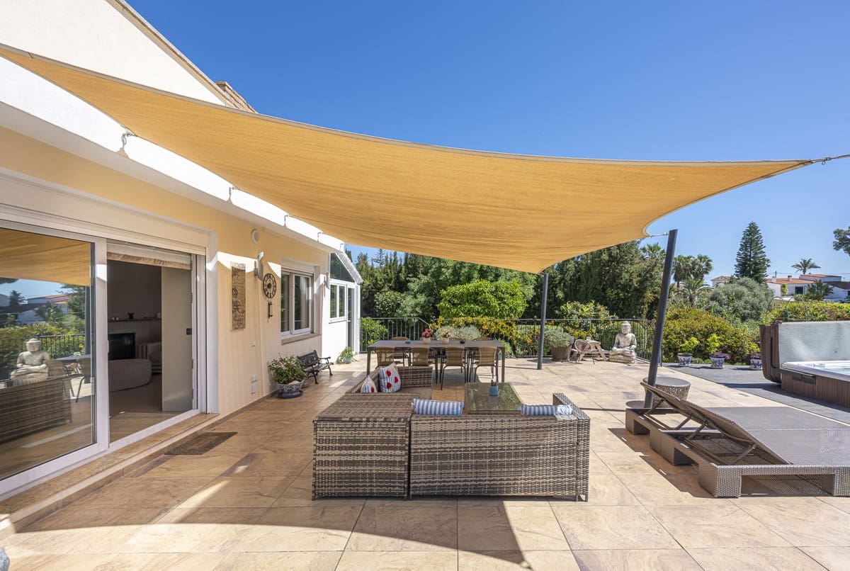 6 soveværelse Villa til salg i Estepona med swimmingpool - € 1.550.000 (Ref: 9823277)