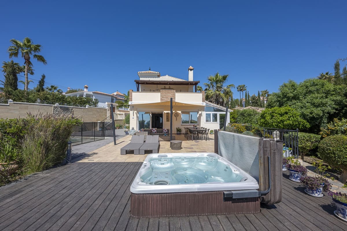 6 soveværelse Villa til salg i Estepona med swimmingpool - € 1.550.000 (Ref: 9823277)