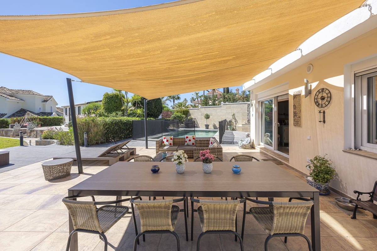 6 soveværelse Villa til salg i Estepona med swimmingpool - € 1.550.000 (Ref: 9823277)
