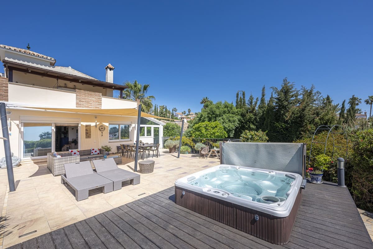 6 soveværelse Villa til salg i Estepona med swimmingpool - € 1.550.000 (Ref: 9823277)