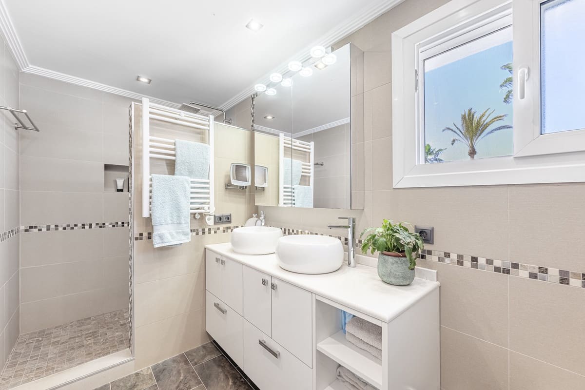 6 soveværelse Villa til salg i Estepona med swimmingpool - € 1.550.000 (Ref: 9823277)