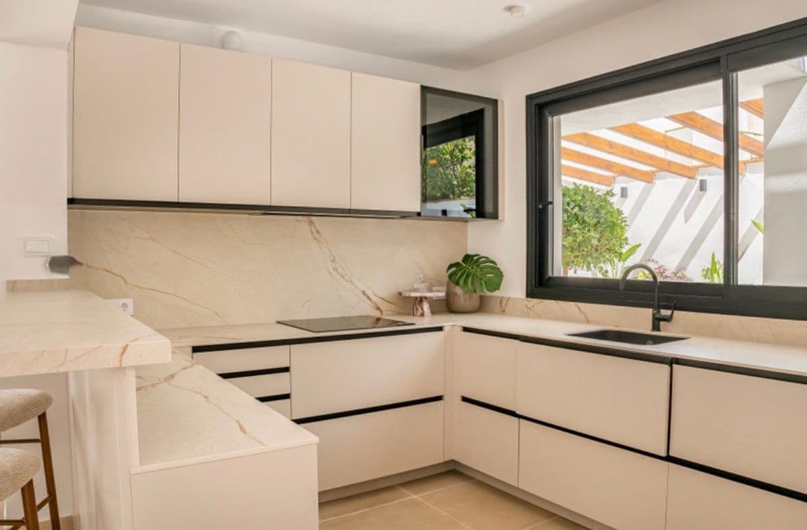 Chalet de 4 habitaciones en Nueva Andalucia en venta con piscina - 1.795.000 € (Ref: 9823281)