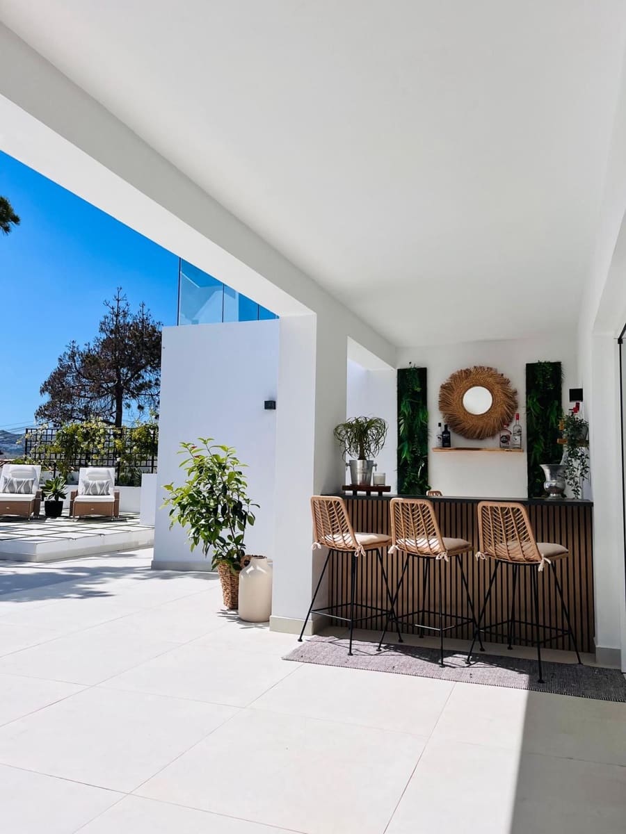 4 Zimmer Villa zu verkaufen in Mijas Costa mit Pool - 1.895.000 € (Ref: 9823282)