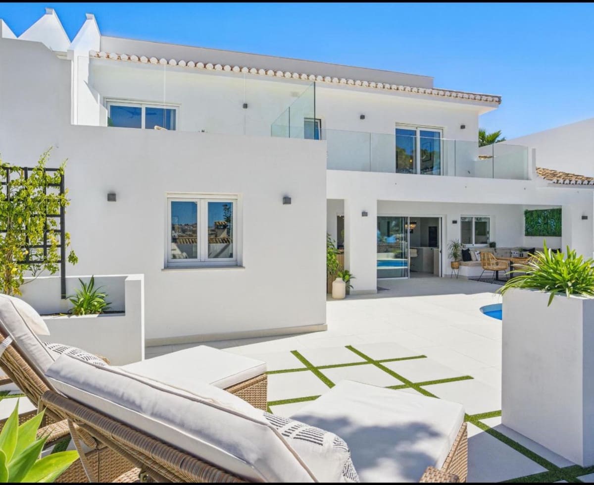 4 Zimmer Villa zu verkaufen in Mijas Costa mit Pool - 1.895.000 € (Ref: 9823282)