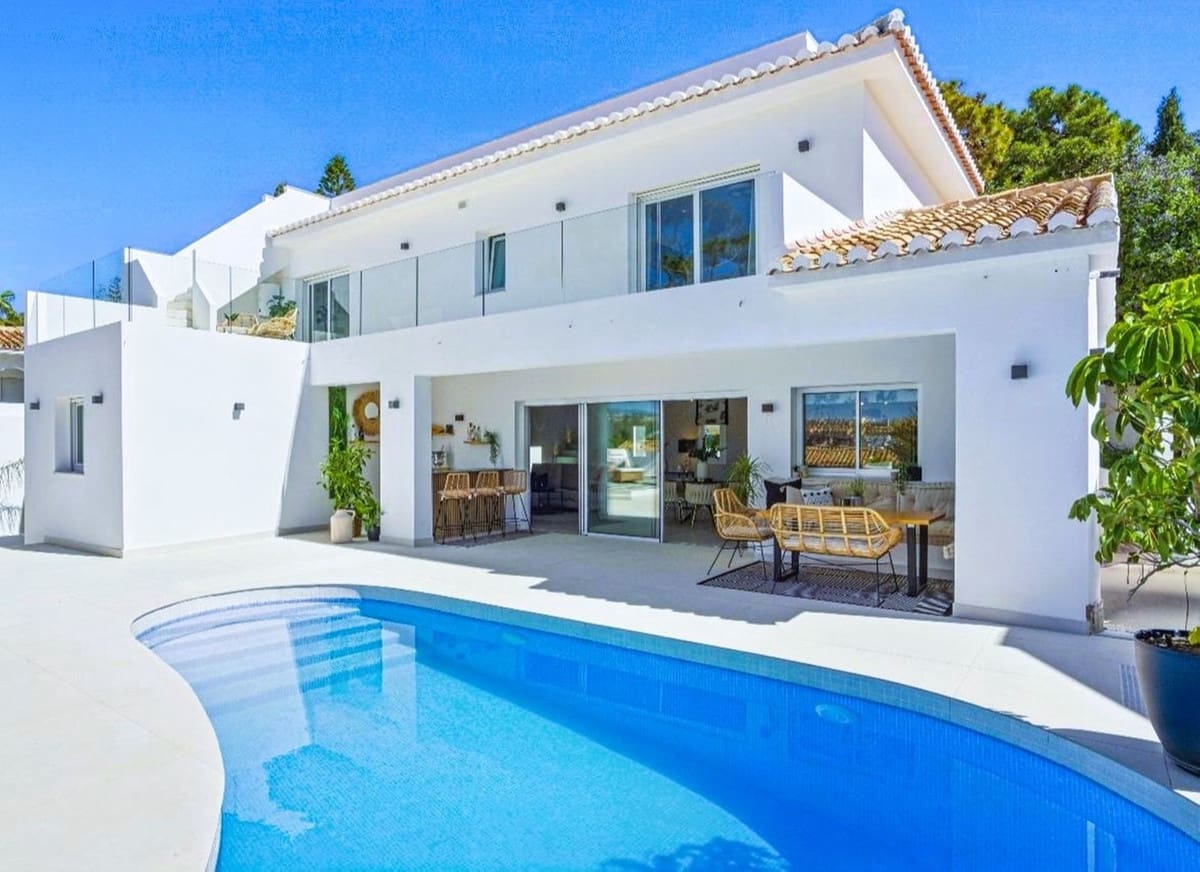 4 Zimmer Villa zu verkaufen in Mijas Costa mit Pool - 1.895.000 € (Ref: 9823282)