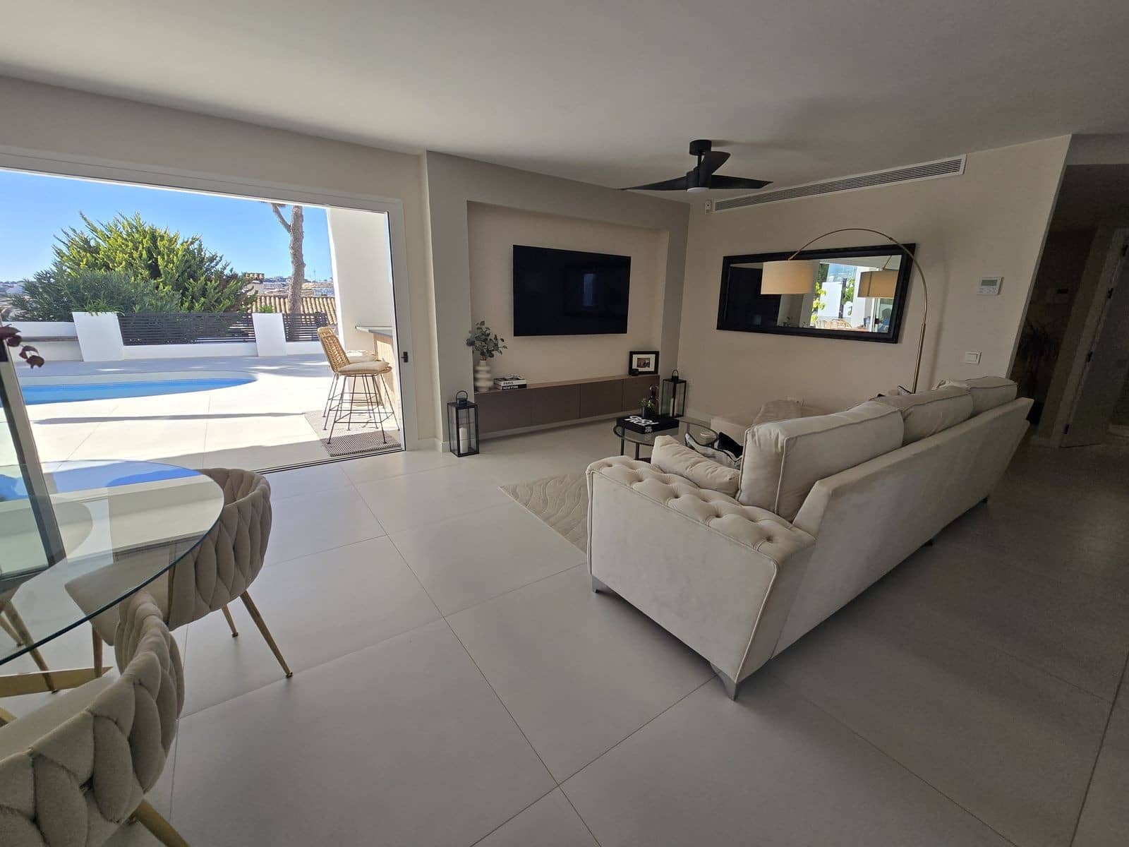 4 Zimmer Villa zu verkaufen in Mijas Costa mit Pool - 1.895.000 € (Ref: 9823282)
