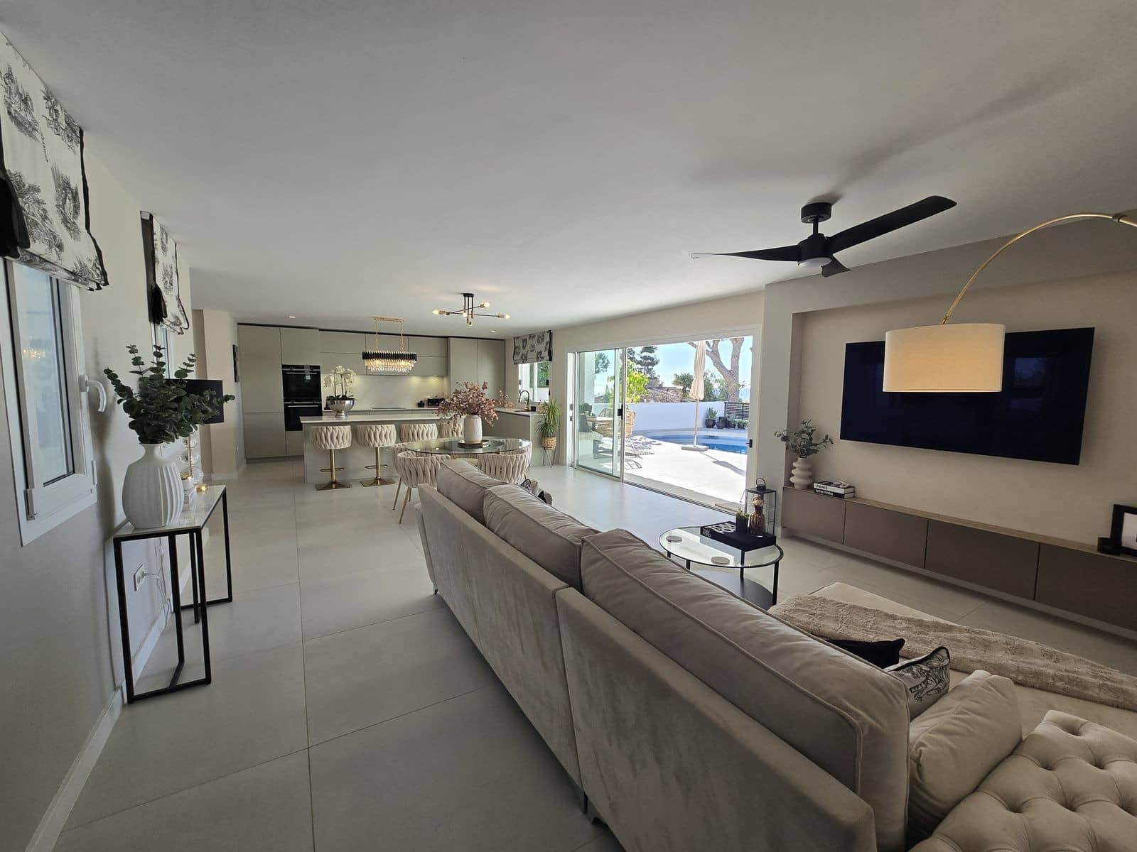 4 Zimmer Villa zu verkaufen in Mijas Costa mit Pool - 1.895.000 € (Ref: 9823282)