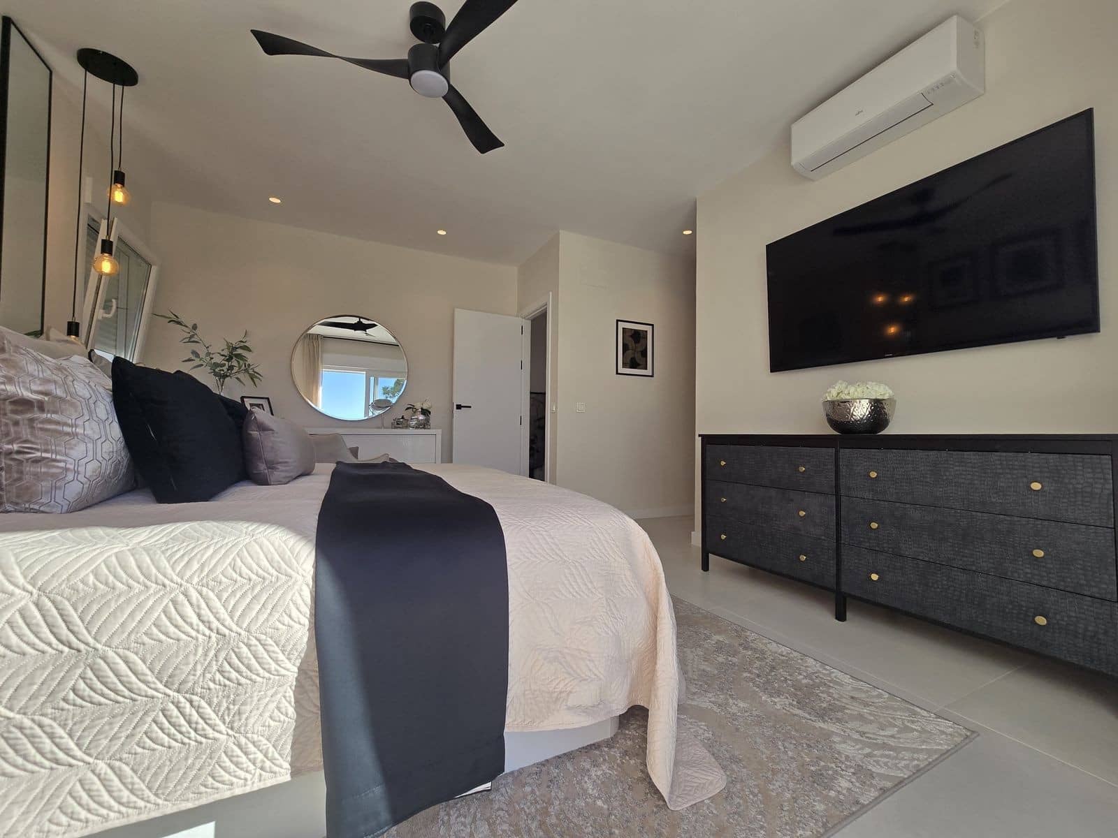 4 Zimmer Villa zu verkaufen in Mijas Costa mit Pool - 1.895.000 € (Ref: 9823282)