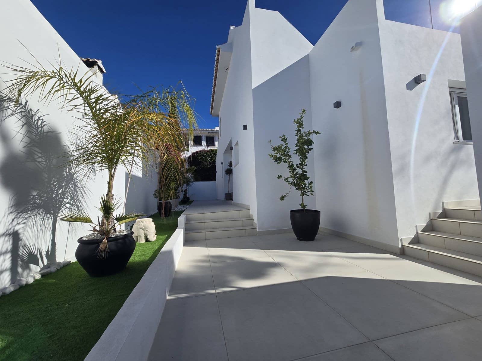 4 Zimmer Villa zu verkaufen in Mijas Costa mit Pool - 1.895.000 € (Ref: 9823282)