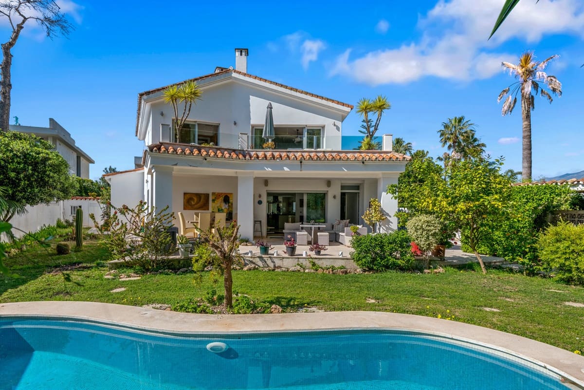 5 bedroom Villa for sale in San Pedro de Alcantara with pool - € 1,900,000 (Ref: 9823283)