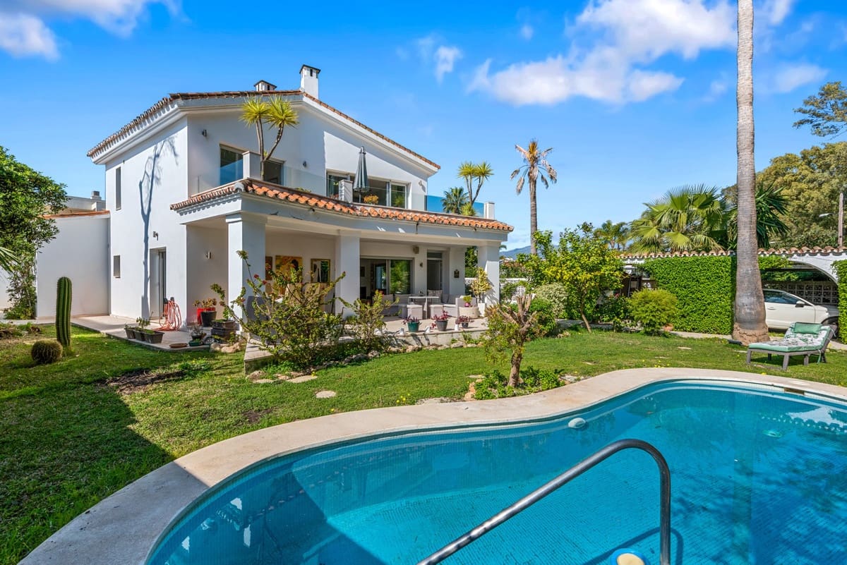 5 bedroom Villa for sale in San Pedro de Alcantara with pool - € 1,900,000 (Ref: 9823283)