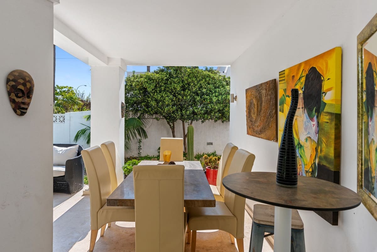 5 bedroom Villa for sale in San Pedro de Alcantara with pool - € 1,900,000 (Ref: 9823283)