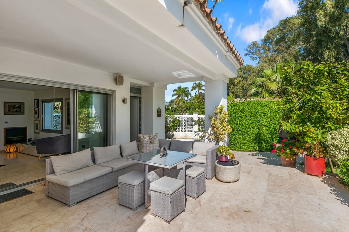 5 bedroom Villa for sale in San Pedro de Alcantara with pool - € 1,900,000 (Ref: 9823283)