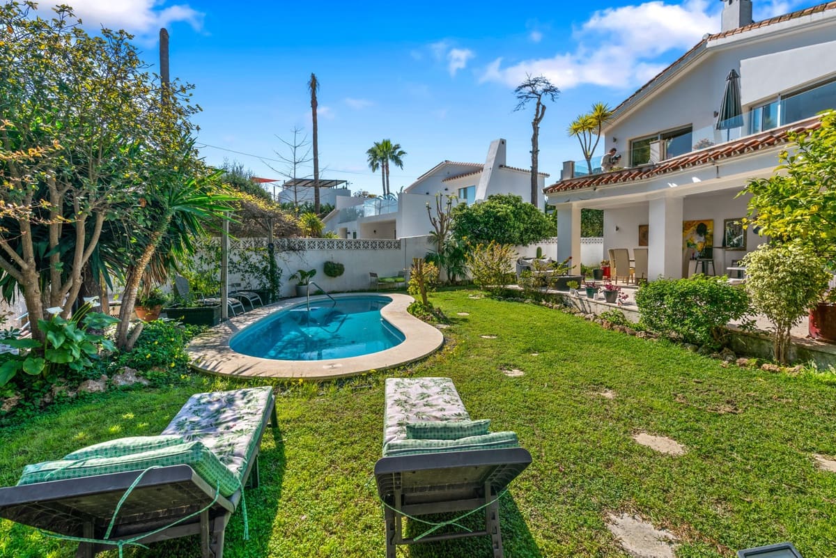 5 bedroom Villa for sale in San Pedro de Alcantara with pool - € 1,900,000 (Ref: 9823283)