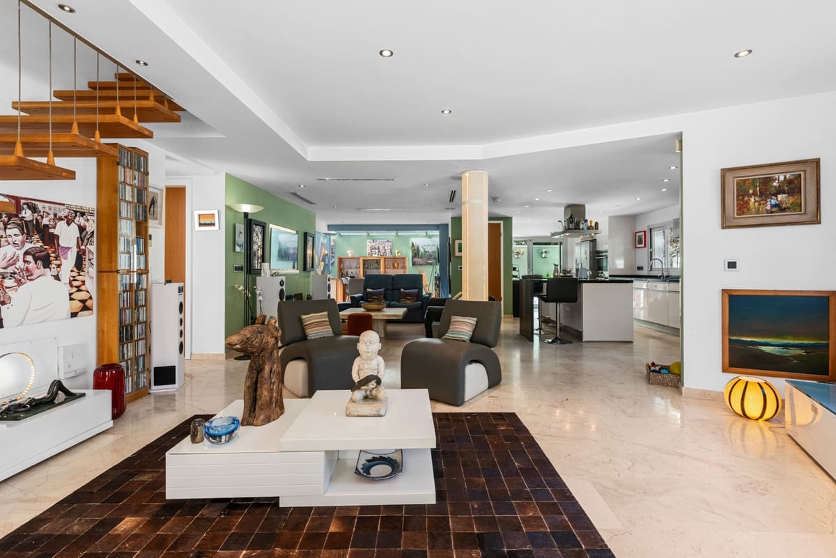 5 bedroom Villa for sale in San Pedro de Alcantara with pool - € 1,900,000 (Ref: 9823283)