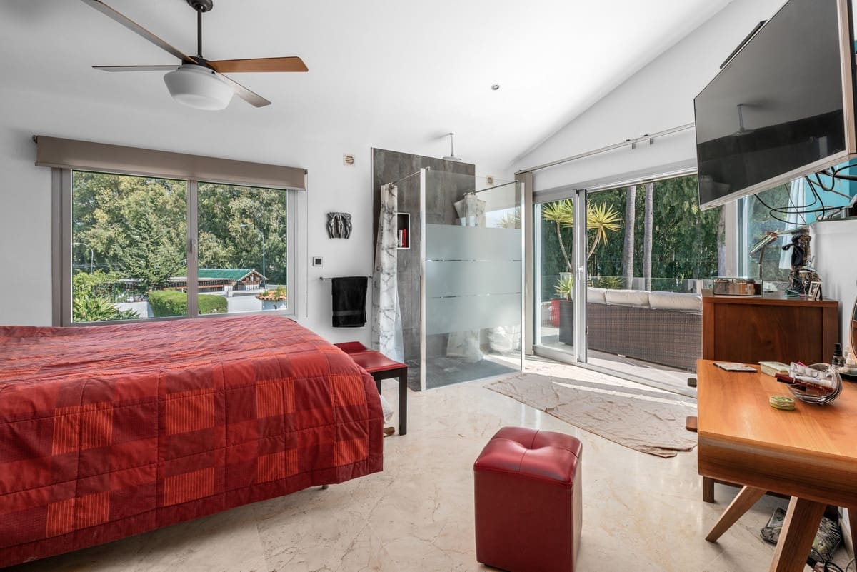 5 bedroom Villa for sale in San Pedro de Alcantara with pool - € 1,900,000 (Ref: 9823283)
