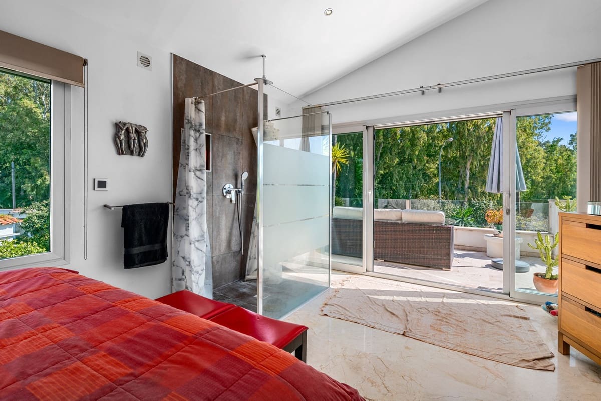 5 bedroom Villa for sale in San Pedro de Alcantara with pool - € 1,900,000 (Ref: 9823283)