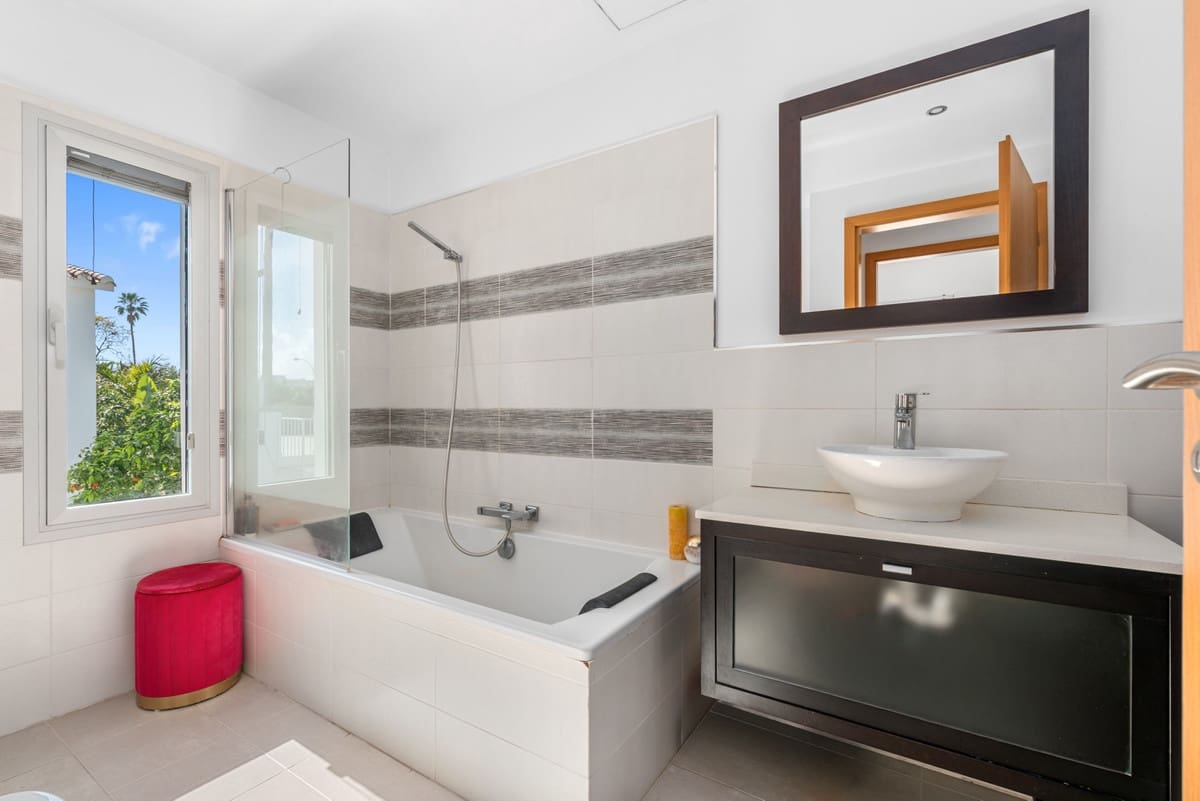 5 bedroom Villa for sale in San Pedro de Alcantara with pool - € 1,900,000 (Ref: 9823283)