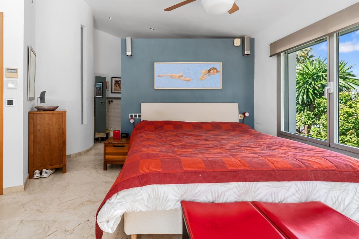 5 bedroom Villa for sale in San Pedro de Alcantara with pool - € 1,900,000 (Ref: 9823283)