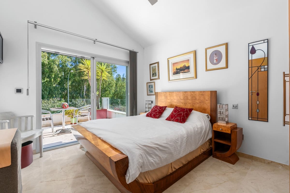 5 bedroom Villa for sale in San Pedro de Alcantara with pool - € 1,900,000 (Ref: 9823283)
