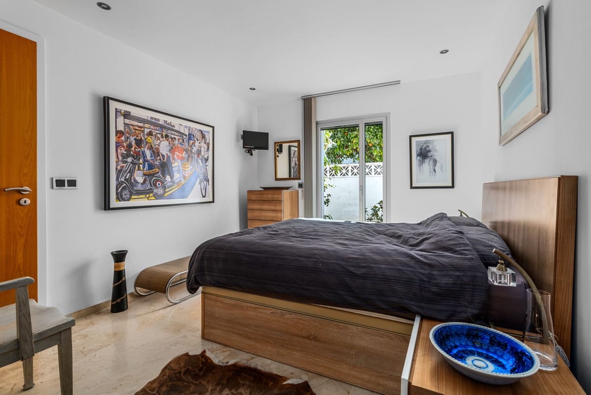 5 bedroom Villa for sale in San Pedro de Alcantara with pool - € 1,900,000 (Ref: 9823283)