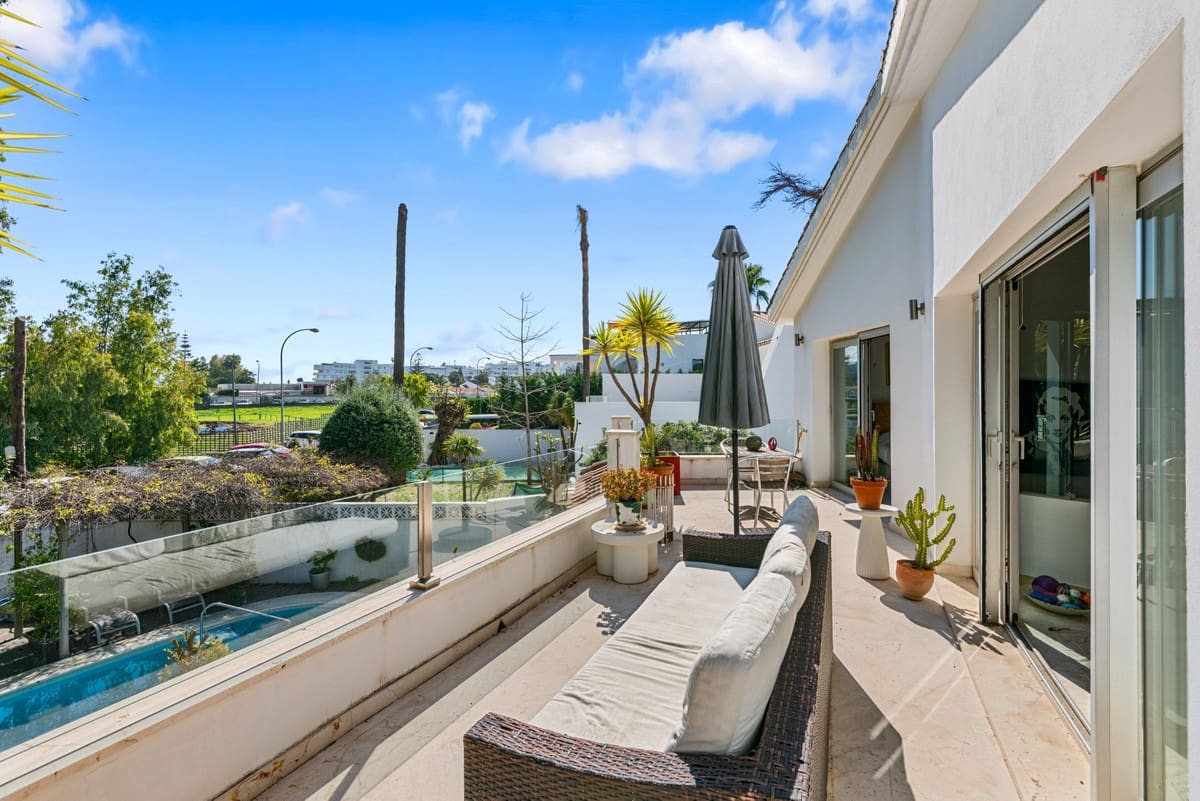 5 bedroom Villa for sale in San Pedro de Alcantara with pool - € 1,900,000 (Ref: 9823283)