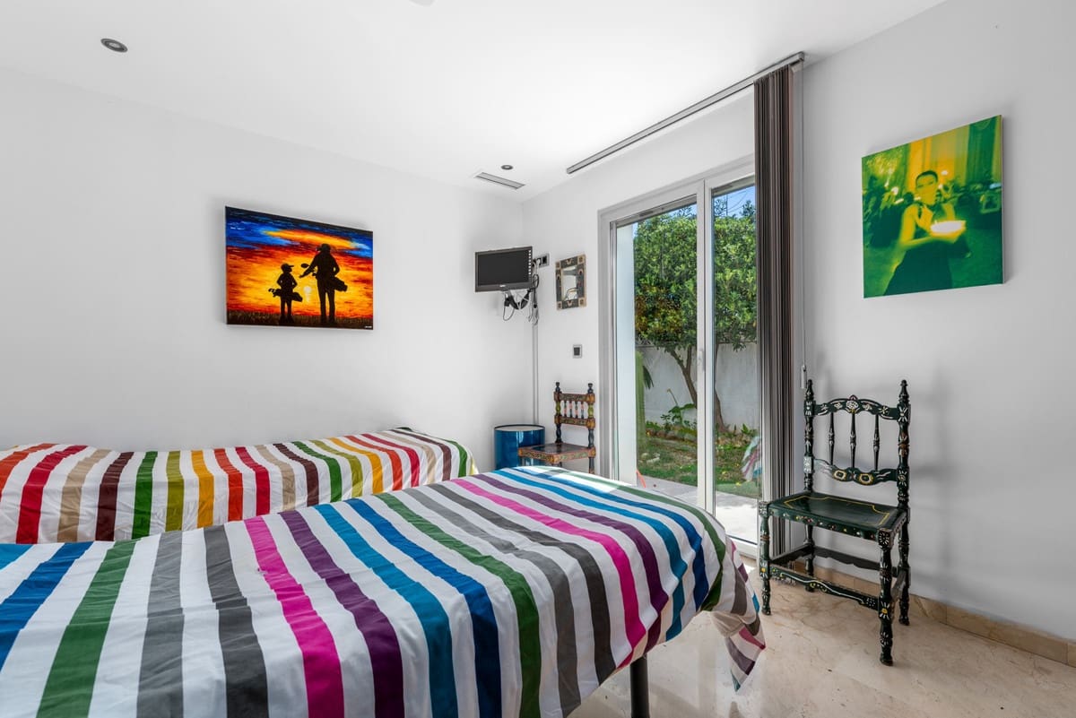 5 bedroom Villa for sale in San Pedro de Alcantara with pool - € 1,900,000 (Ref: 9823283)