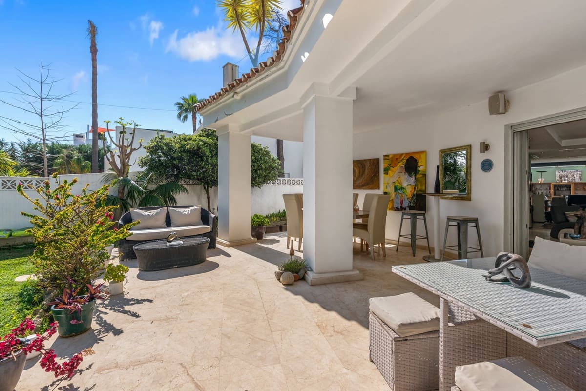 5 bedroom Villa for sale in San Pedro de Alcantara with pool - € 1,900,000 (Ref: 9823283)