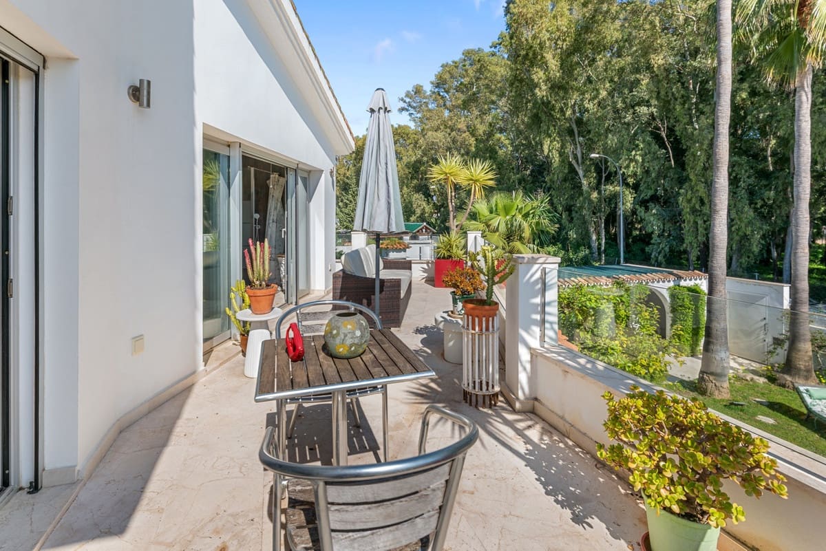 5 bedroom Villa for sale in San Pedro de Alcantara with pool - € 1,900,000 (Ref: 9823283)