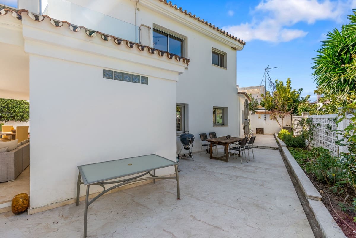 5 bedroom Villa for sale in San Pedro de Alcantara with pool - € 1,900,000 (Ref: 9823283)
