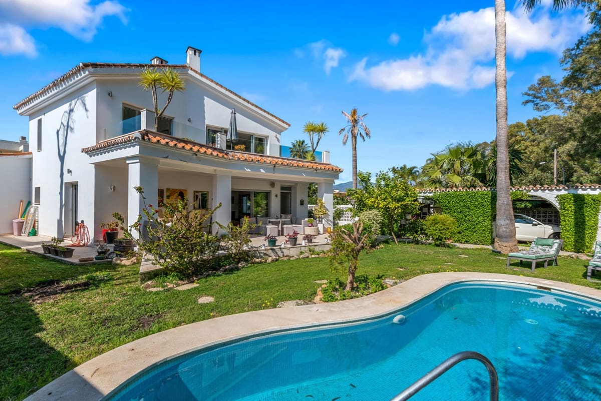 5 bedroom Villa for sale in San Pedro de Alcantara with pool - € 1,900,000 (Ref: 9823283)