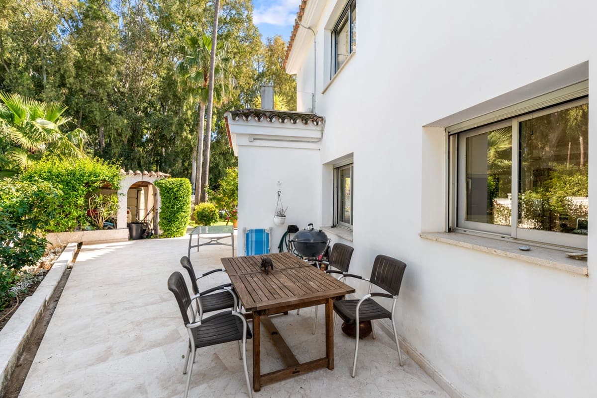 5 bedroom Villa for sale in San Pedro de Alcantara with pool - € 1,900,000 (Ref: 9823283)