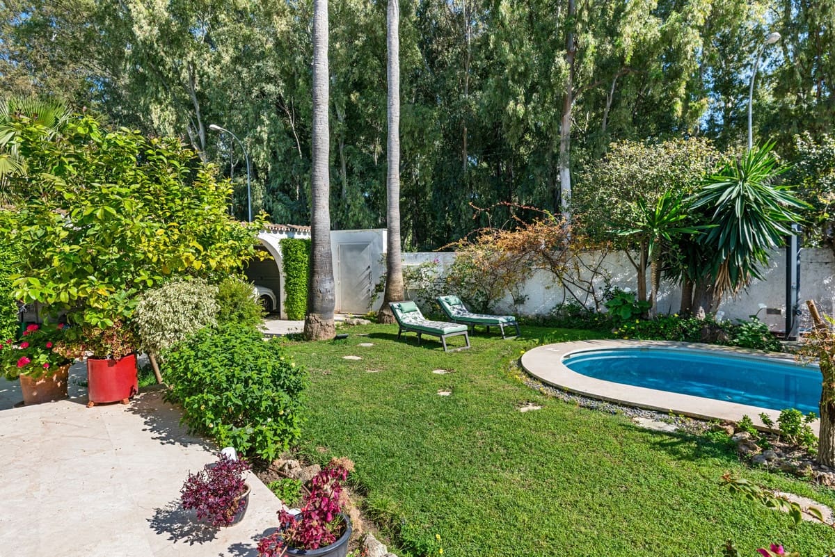 5 bedroom Villa for sale in San Pedro de Alcantara with pool - € 1,900,000 (Ref: 9823283)