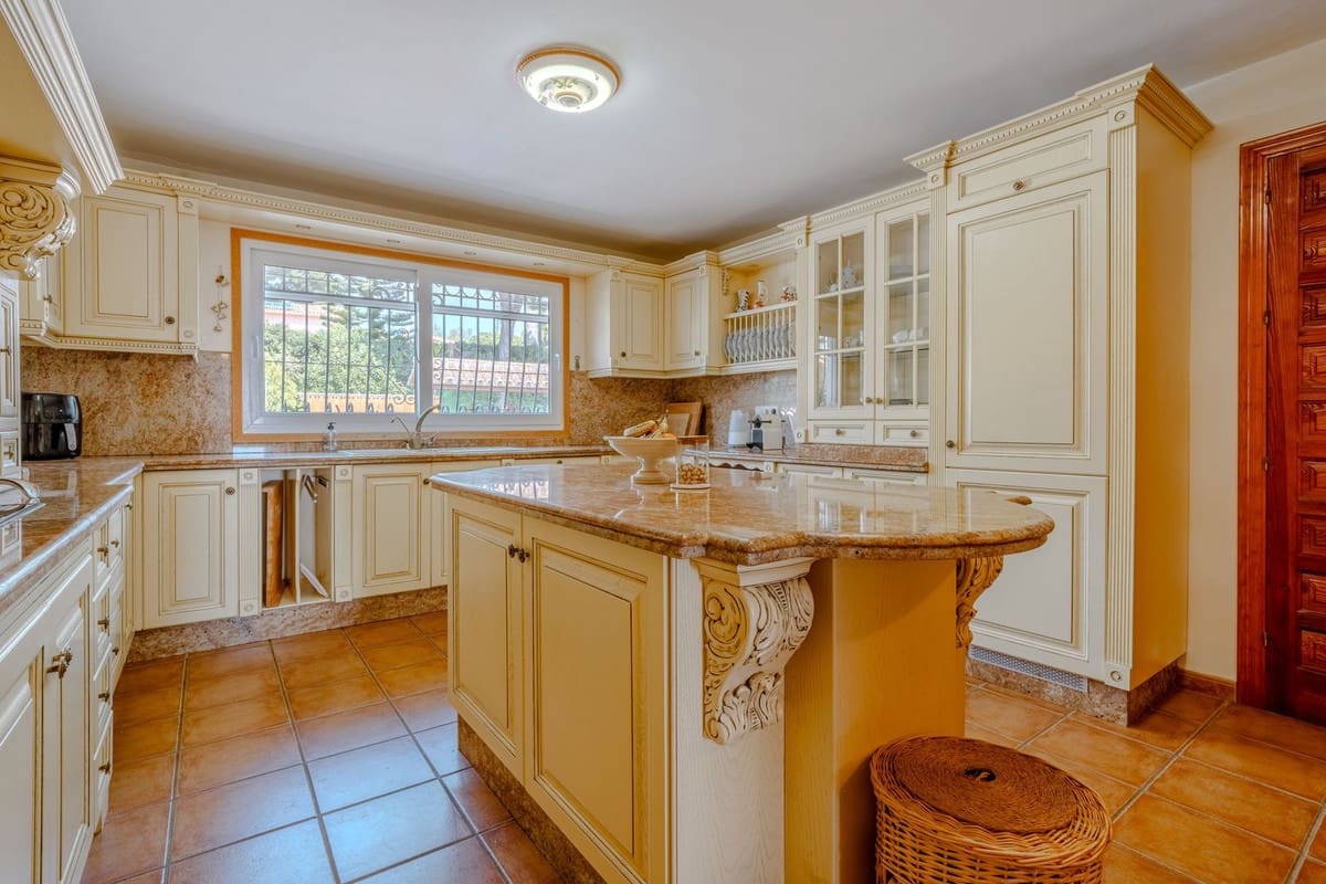 5 soveværelse Villa til salg i Estepona med swimmingpool - € 2.150.000 (Ref: 9823287)