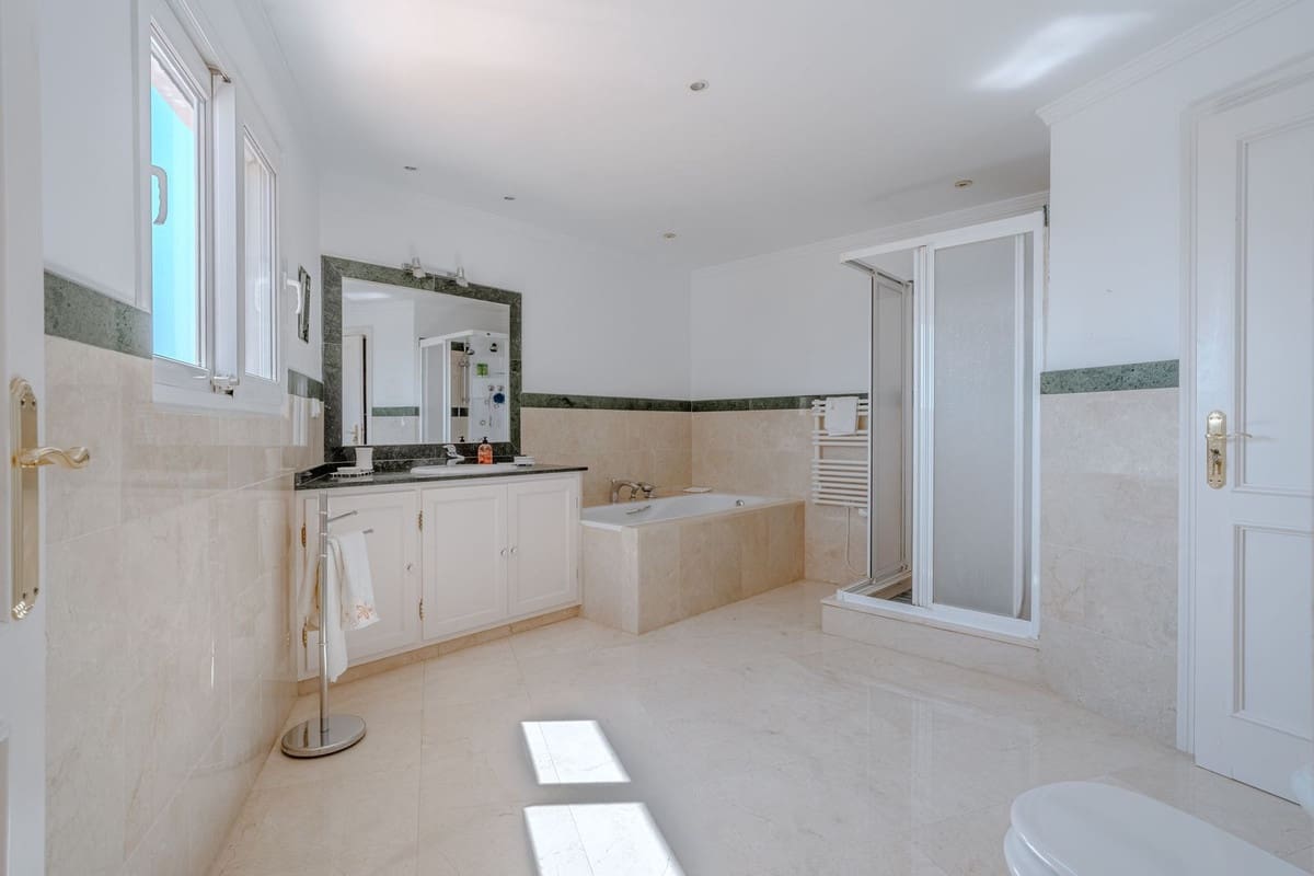 5 soveværelse Villa til salg i Estepona med swimmingpool - € 2.150.000 (Ref: 9823287)