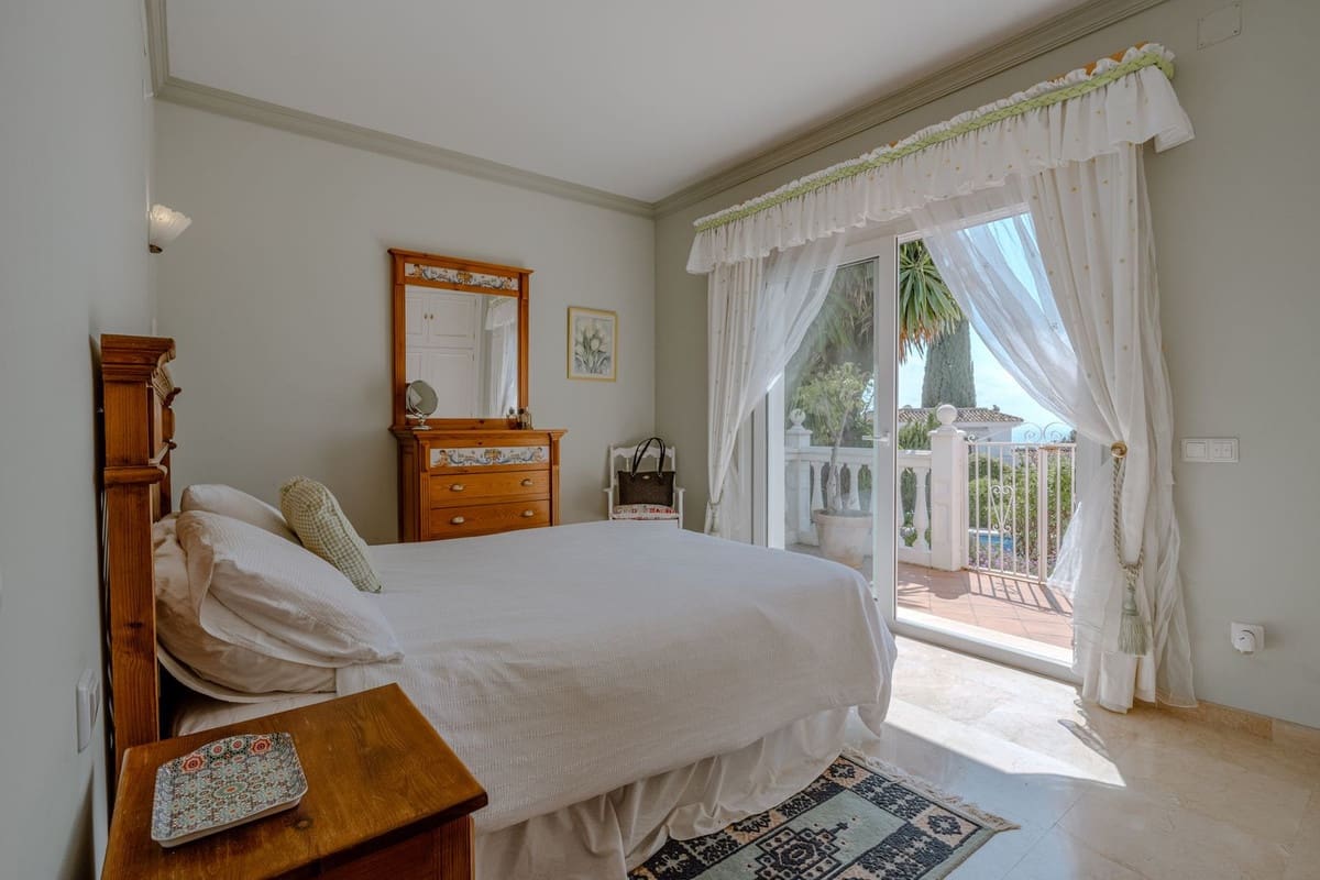 5 soveværelse Villa til salg i Estepona med swimmingpool - € 2.150.000 (Ref: 9823287)