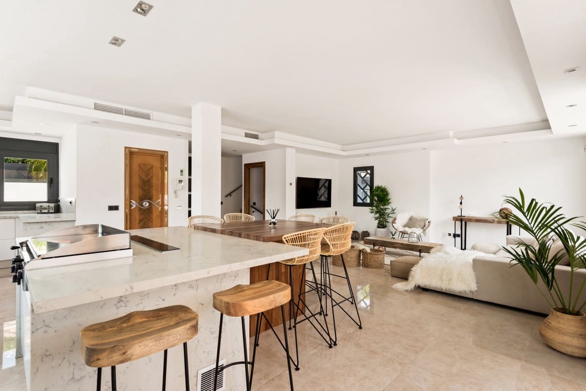 5 bedroom Villa for sale in Puerto Banus with pool - € 2,395,000 (Ref: 9823289)