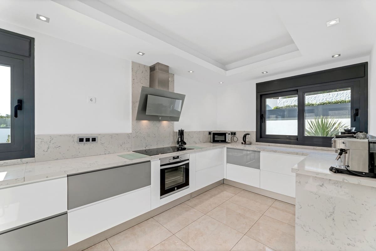5 bedroom Villa for sale in Puerto Banus with pool - € 2,395,000 (Ref: 9823289)
