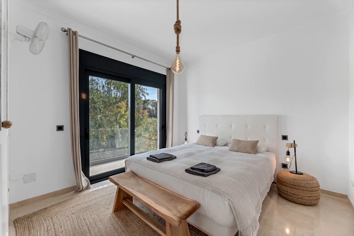 5 bedroom Villa for sale in Puerto Banus with pool - € 2,395,000 (Ref: 9823289)