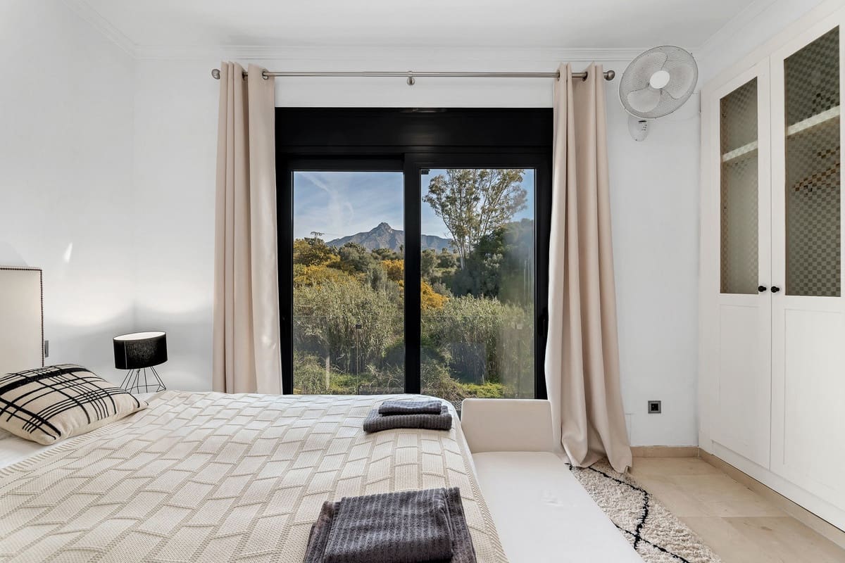 5 bedroom Villa for sale in Puerto Banus with pool - € 2,395,000 (Ref: 9823289)