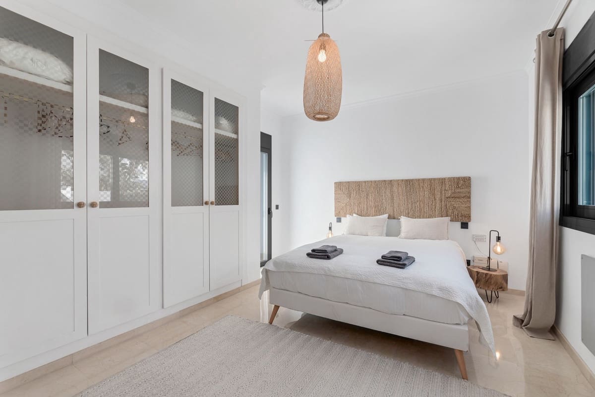 5 bedroom Villa for sale in Puerto Banus with pool - € 2,395,000 (Ref: 9823289)